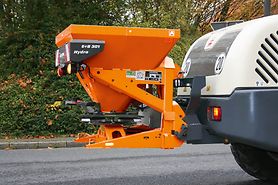 Fixé à un chargeur autoporté